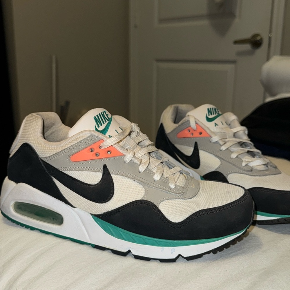 Nike Air Shies for Women: Size 9